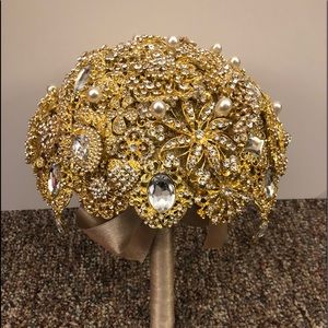 Gold brooch bouquet